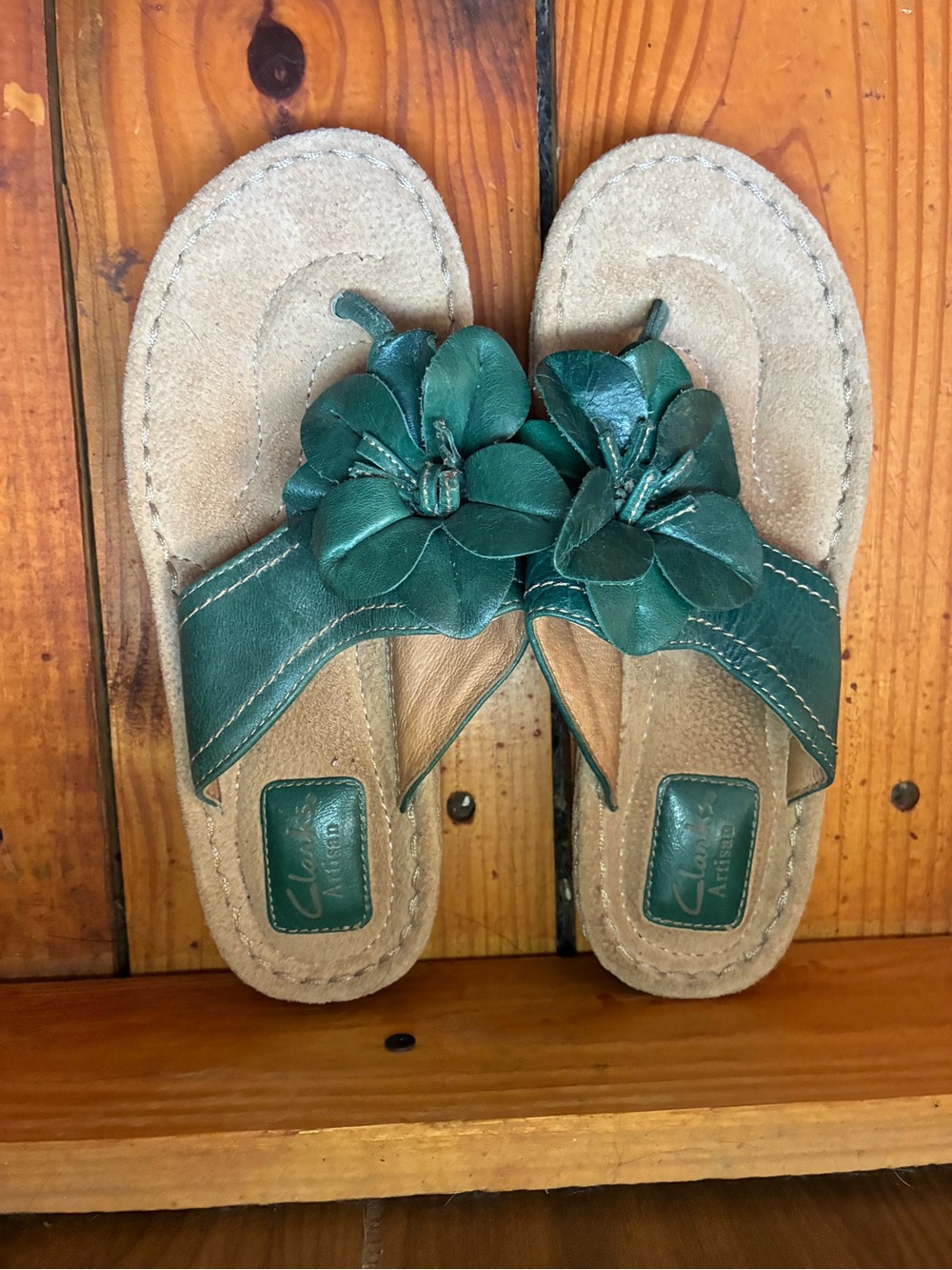 Clark’s Artisan Leather Green Slip on Sandals Thongs Comfort Casual Size 6
